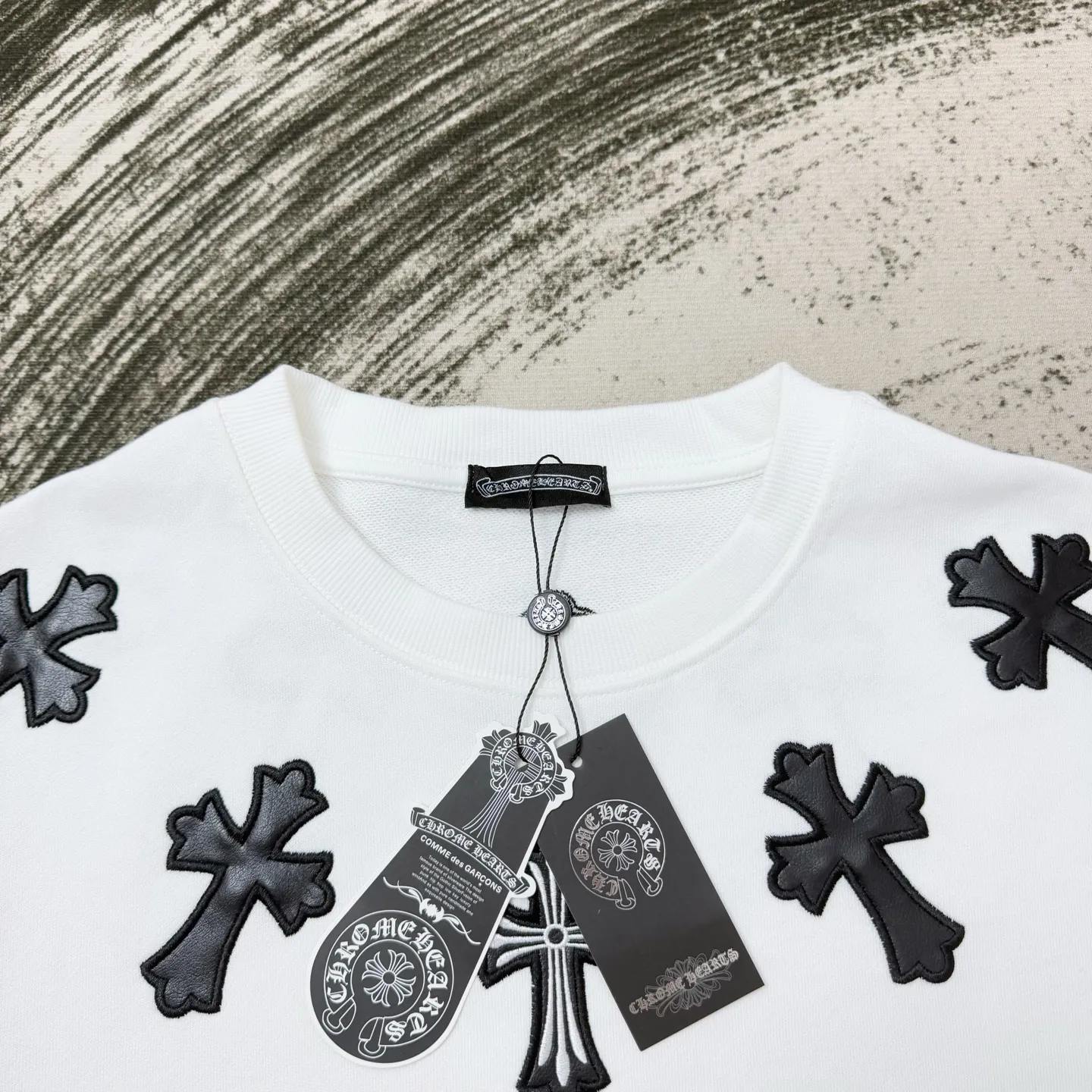 P210 Chrome Hearts Necklace Leather Label Embroidered Round Neck Sweatshirt, the same model at ChromeHearts counters. Made of 400g double-ply double yarn pure cotton fabric, 32 counts of double yarn. Very textured on the hand. Three-dimensional and atmospheric. Versatile and easy to wear in autumn. Simple and elegant. It adopts os version. The upper body effect is very good. Suitable for all body types. Soft and comfortable. CH letter offset printing on the front➕Necklace horseshoe leather label embroidery. Small mark on the hem. Resistant to machine washing. Does not fade or deform. Complete accessories, original mold opening, perfect restoration of zp 2:1, same style for men and women, versatile and not picky, size s m l xl color black white